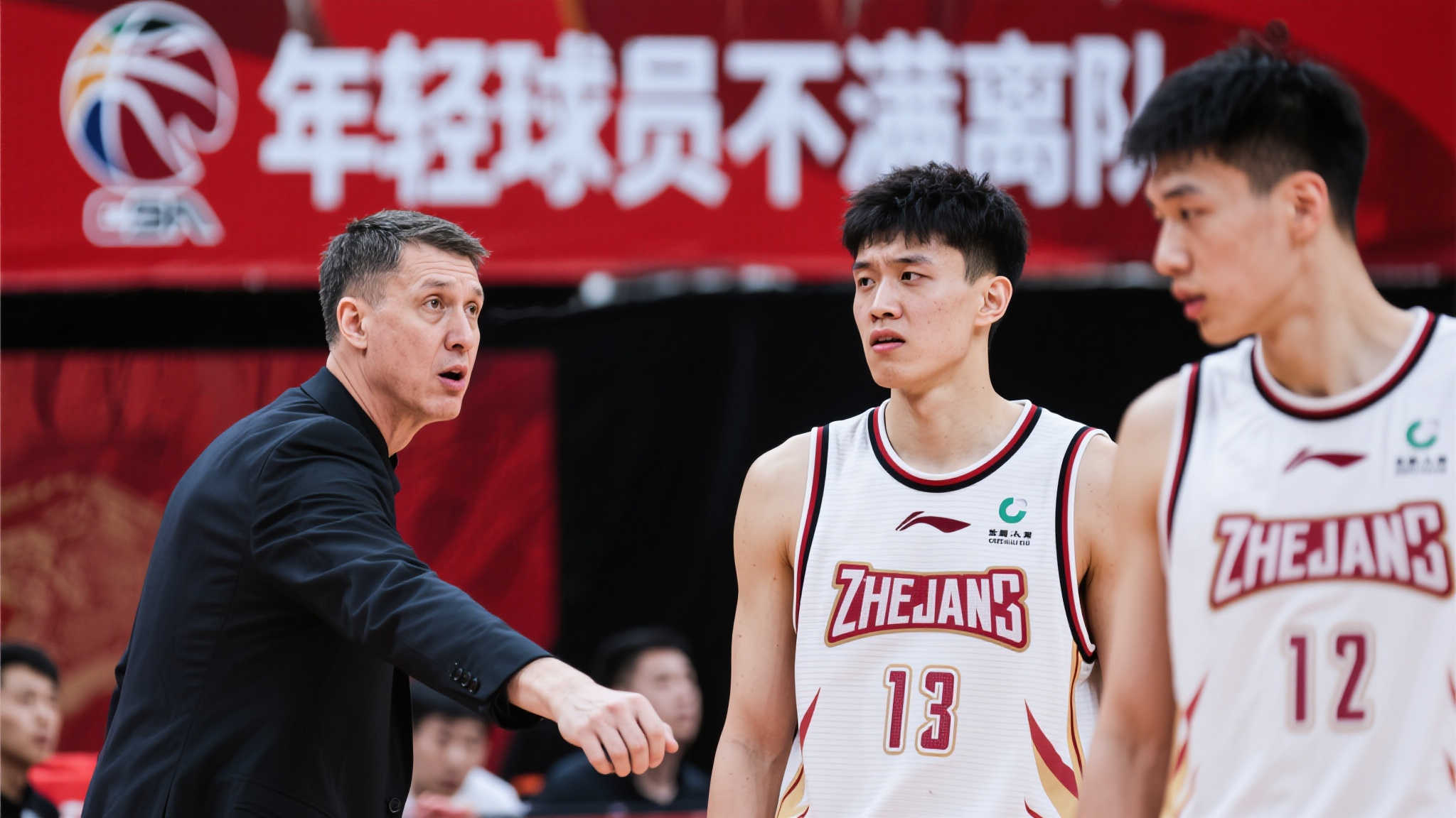 動作充滿張 動作充滿張